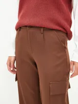 Pantalón de vestir marrón con bolsillos cargo laterales, corte recto y tiro medio.