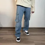 Pantalón jean celeste de corte recto con bolsillos cargo laterales.