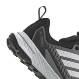 Championes de trail running Adidas Terrex Tracefinder 2, color negro con detalles en gris y blanco.