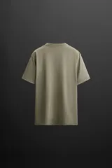 Camiseta negra de entrenamiento corte relaxed fit, confeccionada en tejido de mezcla de algodón de peso ligero, con cuello redondo en rib y manga corta.