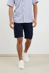 Bermuda cargo azul marino con seis bolsillos, corte a la rodilla.