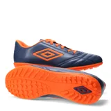 Championes de fútbol 5 Umbro Classico II TF, color negro con logo Umbro en azul y suela blanca.