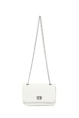 Bandolera blanca con textura de piel de serpiente, solapa frontal con cierre metálico plateado y correa de cadena plateada.