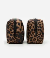 Kit de tres neceseres: uno grande transparente con asa y dos medianos con estampado animal print de leopardo y cierre de cremallera.