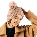 Gorro de lana tejido color rosa con pompón en la parte superior.
