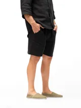 Shorts de lino negro para hombre, con cintura elástica y bolsillos laterales y trasero.