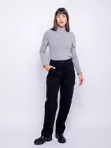Pantalón recto negro con bolsillos cargo y cierre con botón, ideal para un look casual.
