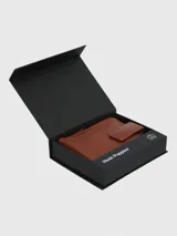 Billetera de cuero color marrón con cierre de cremallera y broche. Tiene múltiples compartimentos para tarjetas y billetes.