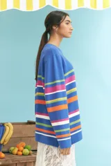 Cardigan azul con rayas horizontales en tonos rosa, naranja, blanco y verde.