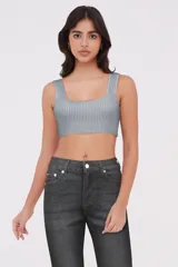 Top negro ajustado de algodón, con diseño de escote profundo y tirantes anchos.