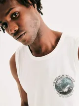 Musculosa celeste con estampa geométrica en el pecho.