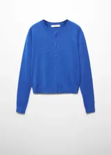 Cardigan azul de tejido de punto fino con cuello redondo, manga larga y cierre frontal con botones. Diseño recto y terminaciones en canalé.