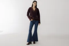 Pantalón de jean azul de corte oxford, con tiro alto y bolsillos delanteros y traseros.