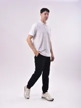 Remera blanca de manga corta con cuello polo y tapeta de dos botones.