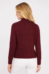 Sweater color crudo con cuello alto con volados y tejido calado.