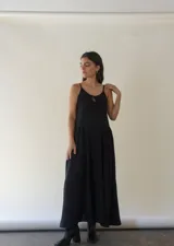 Vestido largo negro de breteles finos ajustables, corte en V y espalda recta.
