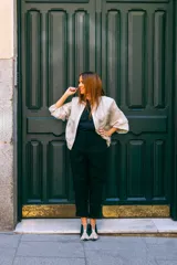 Botines bajos con estampado animal print en tonos verde y negro, con escote en V y borlas decorativas en el empeine.