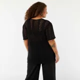 Camiseta negra de encaje con mangas cortas y cuello redondo.