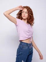 Remera corta de algodón color amarillo, con jareta central para ajustar y manga corta.