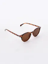 Lentes de sol con montura redonda color carey y lentes marrones.