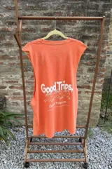 Musculosa sin mangas color negro con efecto gastado (acid wash) y un pequeño estampado frontal de una figura humanoide con sombrero de hongo.