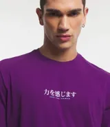 Remera violeta de media malla, corte comfort, cuello redondo y manga corta. Estampa trasera con un pez koi y un templo japonés, y texto en japonés e inglés.