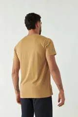 Remera gris de algodón con cuello redondo y logo bordado en el pecho.