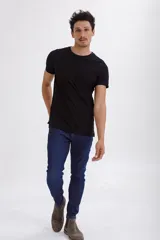 Remera negra de algodón, corte clásico y cuello redondo.