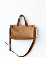 Cartera de cuero color verde oscuro, con doble asa corta y correa larga regulable. Diseño con bolsillo frontal y cierre metálico.