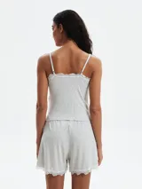 Short de pijama gris melange con cintura elástica y detalle de encaje blanco en el ruedo.