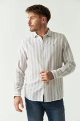 Camisa manga larga de lino y algodón a rayas verticales color beige y blanco, con logo bordado y fit semi slim.