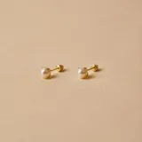 Par de caravanas de oro amarillo 9k con perlas de cultivo engarzadas en cuatro puntas.