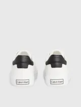 Zapatillas urbanas Calvin Klein blancas de cuero, con detalle en cuero negro en el talón y logo de la marca en el lateral.