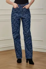 Pantalón de jean azul con estampado de la marca Animale Jeans en color blanco.