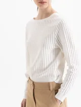 Sweater blanco de tejido de punto con rayas transparentes y escote redondo al frente y profundo en la espalda.