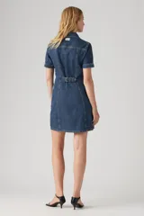 Vestido camisero corto de denim azul oscuro, con cuello clásico, mangas cortas y cierre frontal con botones.