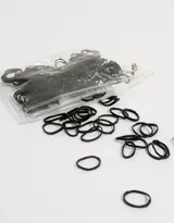 Set de 120 gomitas de pelo elásticas de silicona color negro, contenidas en una bolsita transparente con cierre y llavero de cadena metálica.