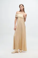 Vestido largo de tejido elastizado metalizado, con escote volcado y diseño minimalista de columna.
