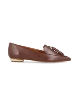 Zapato mocasín de cuero color marrón, con detalle de borlas y pequeño taco dorado.