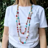 Collar largo de cadena de bronce con cuentas de coral, turquesa y nácar.