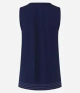 Musculosa en piquet color verde oliva, con escote en pico, breteles anchos, pequeñas aberturas laterales y bajos con pespuntes.