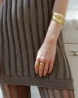 Anillo dorado con diseño abstracto con aberturas.