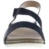 Sandalia con plataforma corrida color beige, con tiras anchas cruzadas en el empeine y tira trasera con hebilla.