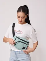 Riñonera negra de nylon arrugado con dos compartimentos con cierre y logo de la marca en relieve.