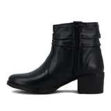 Bota de cuero negro de caña baja con taco cuadrado de altura media. Presenta un diseño con pliegues decorativos alrededor del tobillo y cierre lateral para facilitar el calce.
