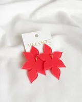Aros colgantes con forma de flor de acrílico color rojo.