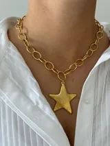 Collar dorado con cadena de eslabones grandes y dije de estrella.