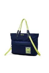 Bolso tote azul marino con bolsillo frontal, doble asa de mano de soga amarilla y correa larga regulable amarilla.