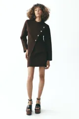 Minifalda marrón de tiro alto con cintura elástica y corte ajustado.
