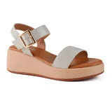 Sandalias con plataforma color bronce, con dos tiras anchas y hebilla dorada.